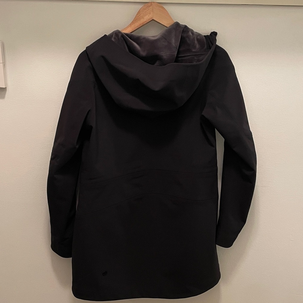 Lululemon RepelShell rain jacket. Black. Size 6. - Picture 12 of 13